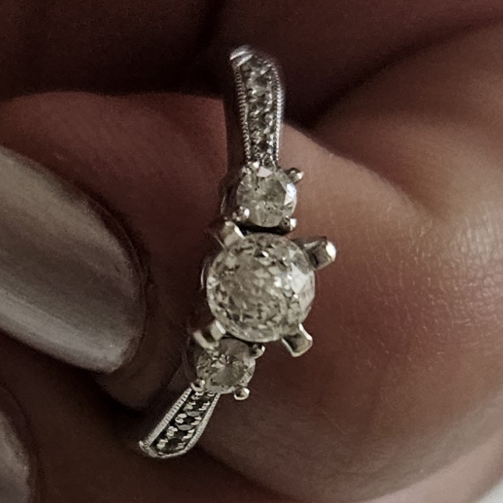 Dimond engagement ring - Picture 7 of 7